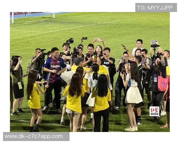 《当我与足球场上的传奇球星陷入爱河,生活变成了不可预测的精彩》 《当我与足球场上的传奇球星陷入爱河,生活变成了不可预测的精彩》